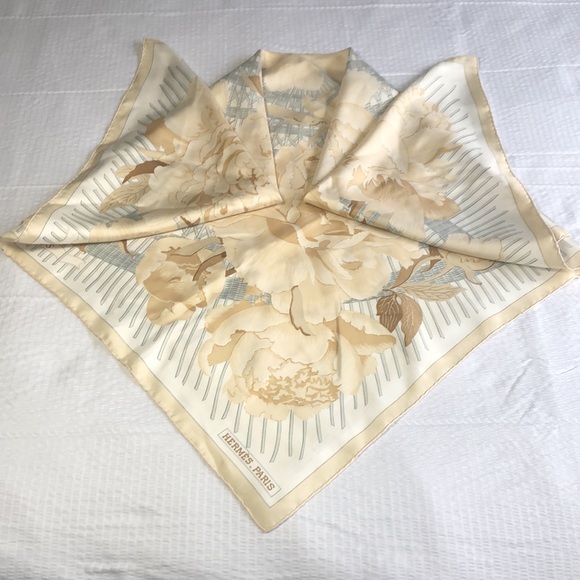 ✨Hermès “Le Piviones” silk scarf✨ - Picture 14 of 16